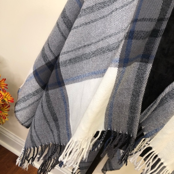Attention Plaid Shawl/Poncho with Tassels - Picture 4 of 8